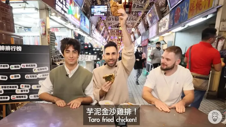 酷特地安排盧卡斯一口氣吃25種口味雞排，並一起進行評比，最後冠軍由芋泥金沙起司雞排奪冠。翻攝《Ku's dream酷的夢-》的YouTube頻道