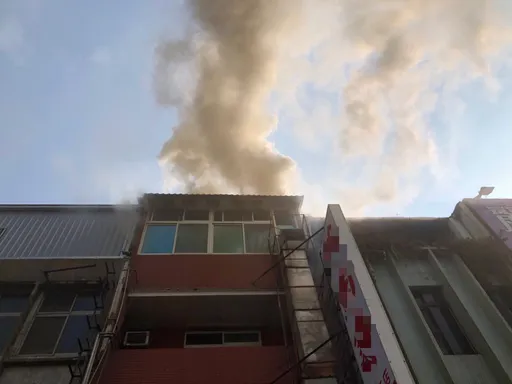 竹市面馆上午窜火烟好吓人 这地方油垢多酿祸!员工煮食不慎引火势