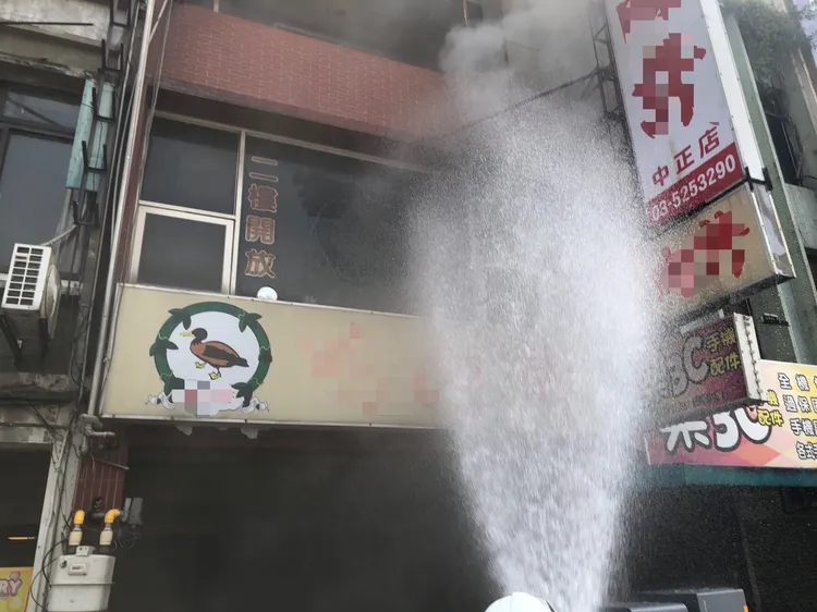 警消出水灌救。竹市消防局提供