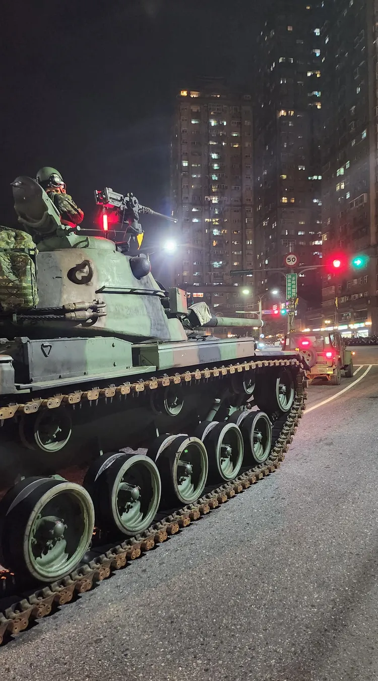 有網友貼出戰車在汐止大同路上跑。翻攝在臉書社團「汐止集團」