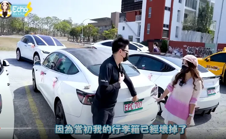 阿弘解釋其實是尾門故障了，還來不及去修。翻攝自YT頻道「Echo's Ev Life」