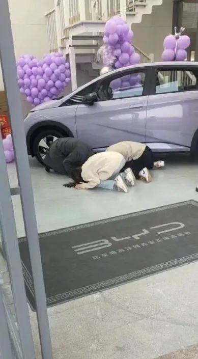 網友看傻眼，但事後原PO也解釋，大家其實只是在檢查電車底盤，網友自己腦補過頭啦 。引自微博