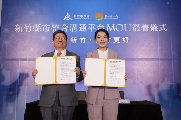 高虹安和楊文科簽署整合溝通平台MOU。新竹市府提供