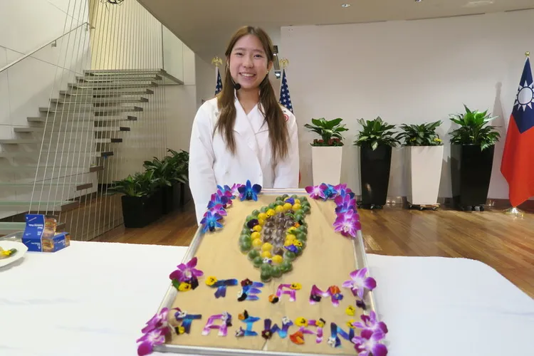 台裔小廚神朱如茵（圖）30日與總統蔡英文在紐約重逢，以排成台灣的涼圓拼盤及花飾點綴傳達「挺台灣」訊息。中央社