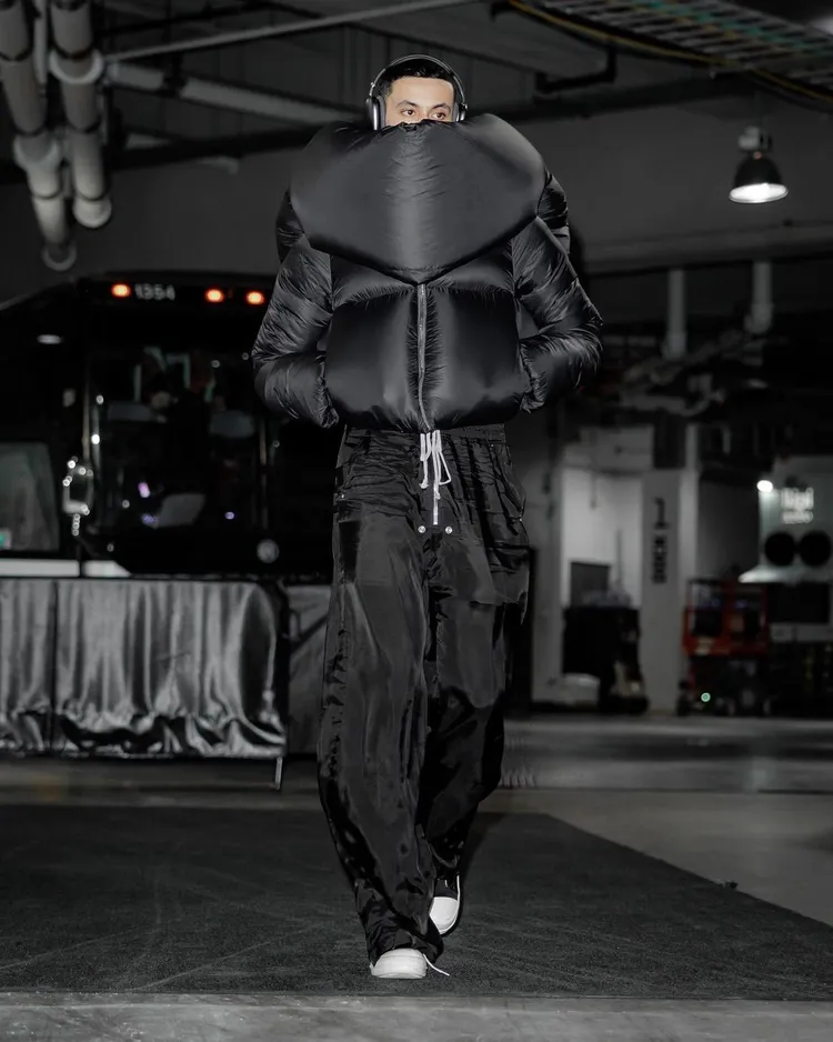 庫茲馬曾穿過氣囊裝。  翻攝kuz IG