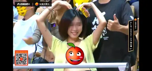 正妹看球「裡面沒穿」猛晃UU南半球 網友愛看又愛酸!本尊不忍了