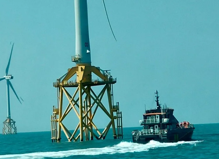 台灣沿海近來陸續發現浮屍。圖為台中海巡隊在距離外海10公里處的風電平台上發現1具乾屍。翻攝畫面