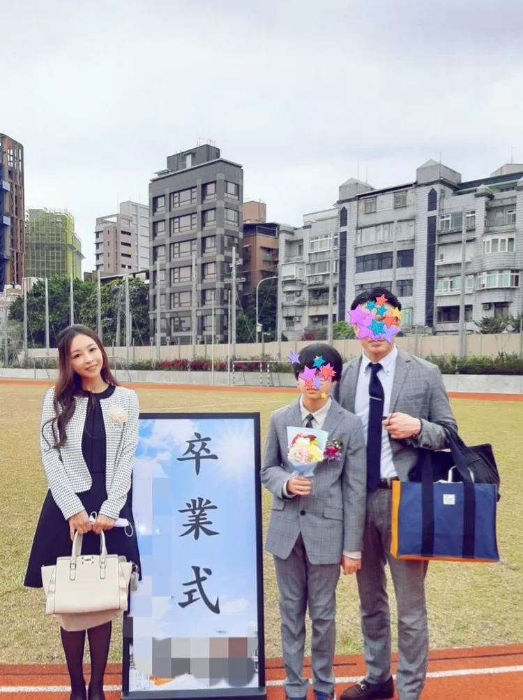 垠凌（左）本月初和老公一起參加大兒子的小學畢業典禮。翻攝垠凌部落格
