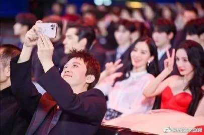 鄧超將手機舉高，後排的楊冪劉詩詩立刻配合拍照。翻攝梓豪君JUN