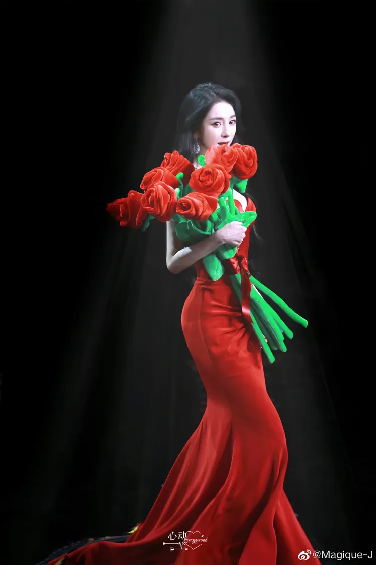 楊冪緊身紅禮服捧玫瑰花，在台上風情萬種。翻攝BIGBIG張大大