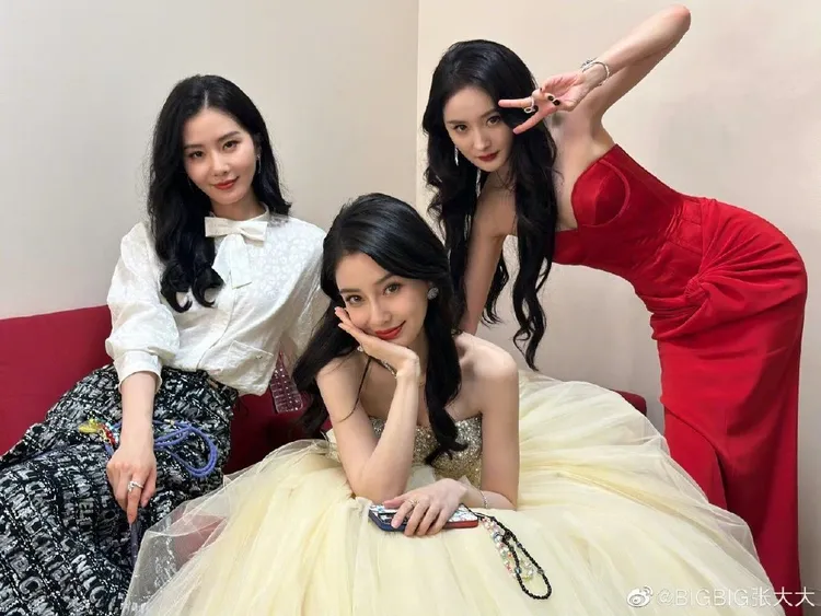劉詩詩(左起)、Angelababy、楊冪三大美女在後台合照。翻攝BIGBIG張大大