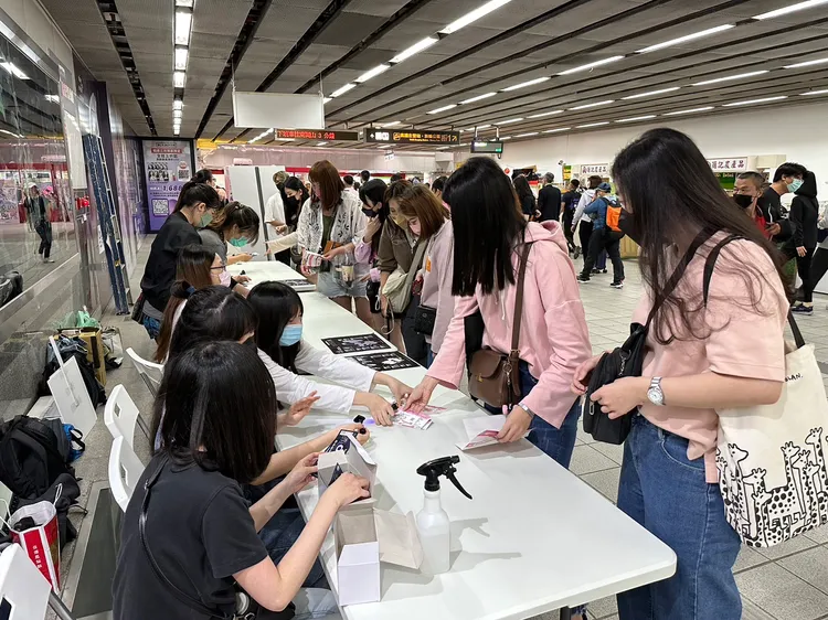 高市府經發局於演唱會現場及12處捷運站同步設攤兌換商圈夜市優惠券，吸引歌迷踴躍兌換。讀者提供