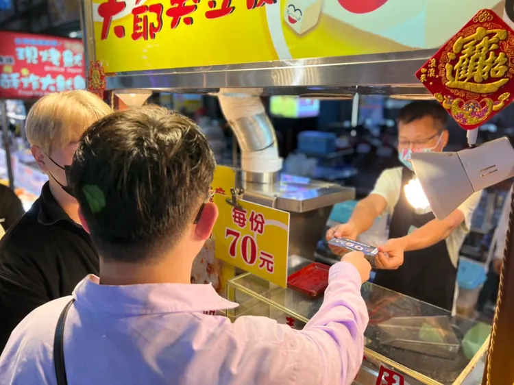 經發局推出高雄夜Chill處助攻合作店家營業額成長，再推商圈夜市優惠券活絡商圈店家夜市攤商經濟。讀者提供