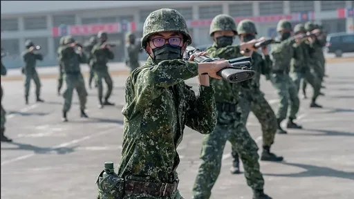 前白宮國安顧問籲「台人學武器」!百萬人用AK-47步槍 嚇阻中國侵台