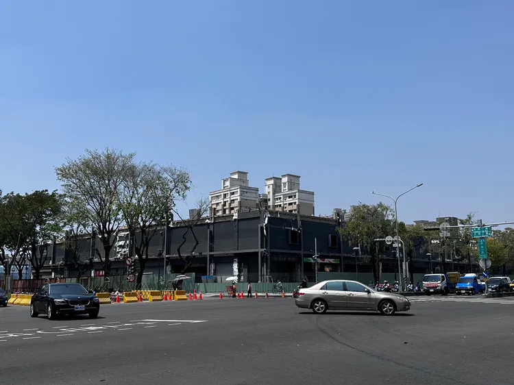 東南水泥所持有的土地緊鄰輕軌。葉家銘攝