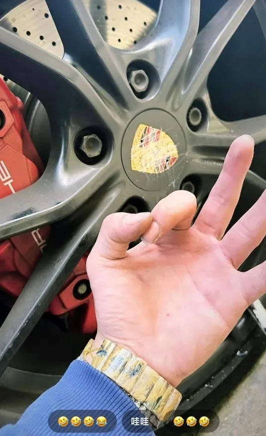 林男砸車還PO網。翻攝畫面