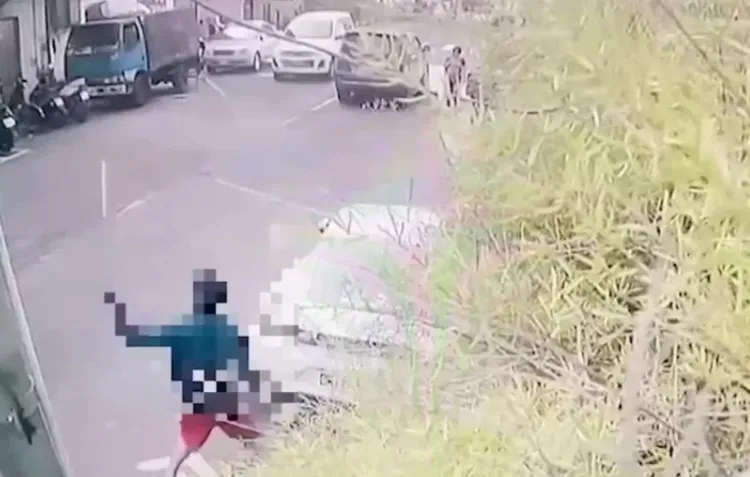 林男動手砸車。翻攝畫面