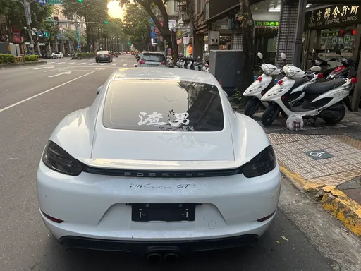 與鄰居的保時捷合照炫富　北市男遭制止竟發狂砸車