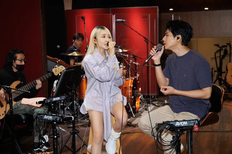 張若凡（左）和蔡旻佑深情對唱。