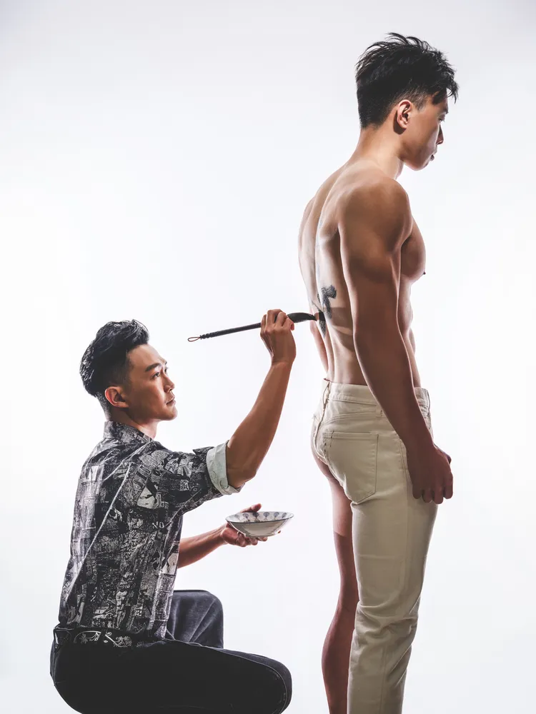 林俊逸異想天開寫字寫到人體上。媒體棧提供