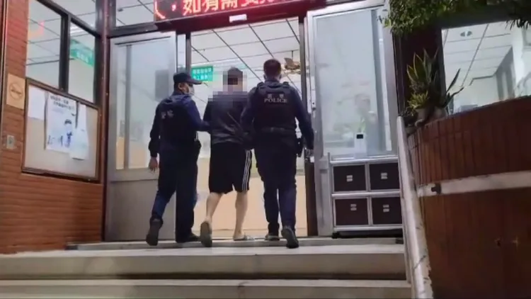 謝男酒駕後被帶回警局。讀者提供