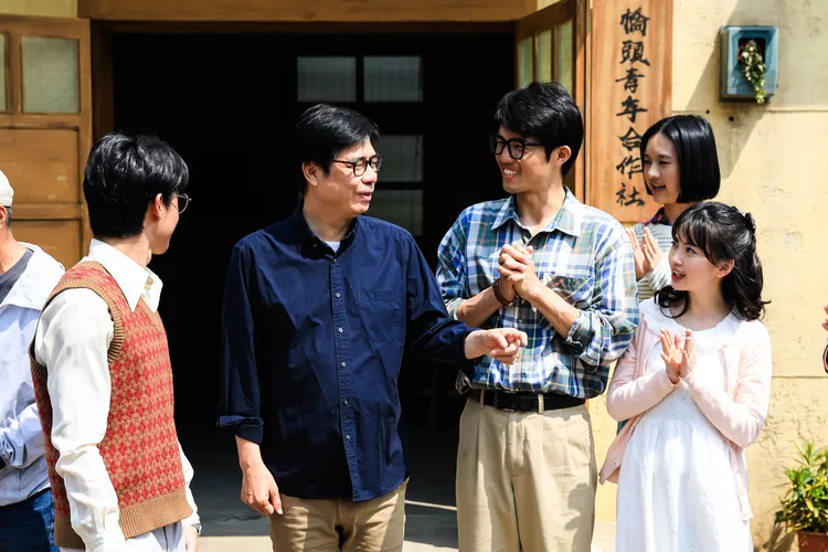 高雄市長陳其邁今日到場探班《鹽水大飯店》拍攝。高市府提供