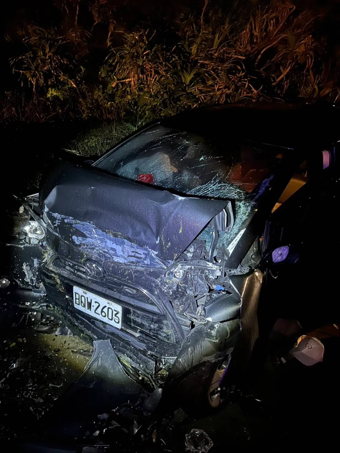 王男駕車自撞護欄,車頭嚴重受損。翻攝畫面