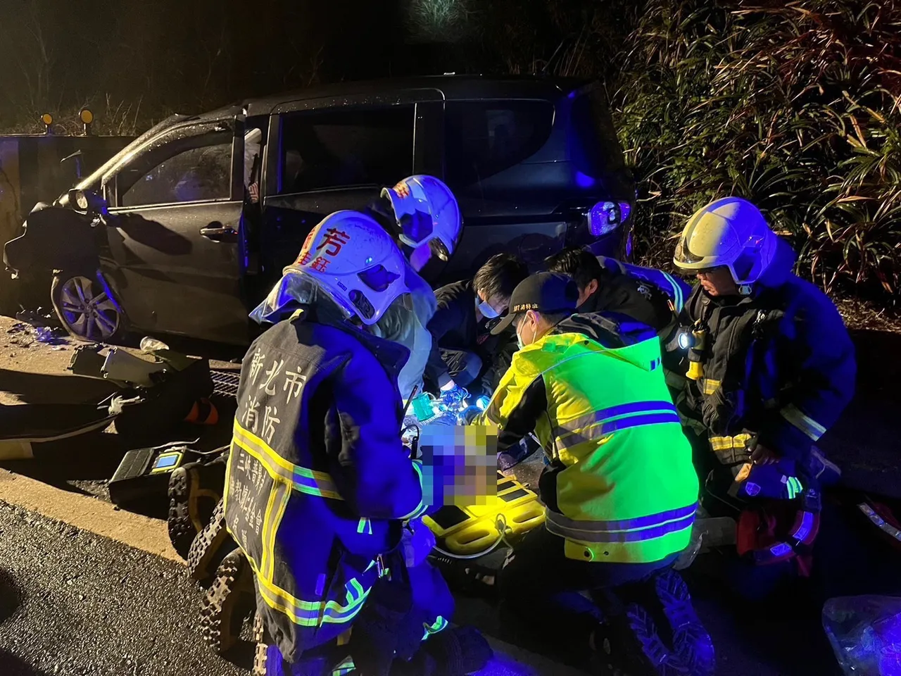 王男發生自撞事故,受困車內,警消救出他後,緊急送往醫院搶救。翻攝畫面