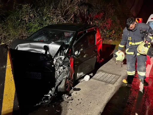 台2線南雅路段離奇自撞護欄 車頭嚴重受損!男駕駛傷重不治