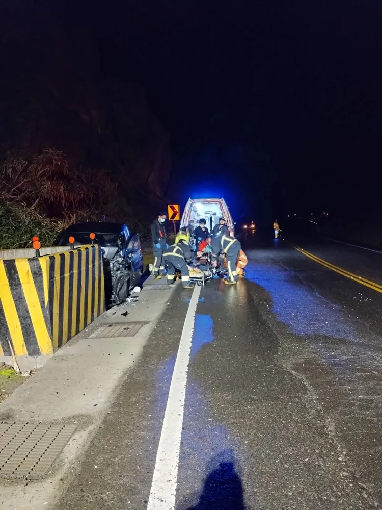 警消將已失去呼吸心跳的王男送往醫院搶救。翻攝畫面