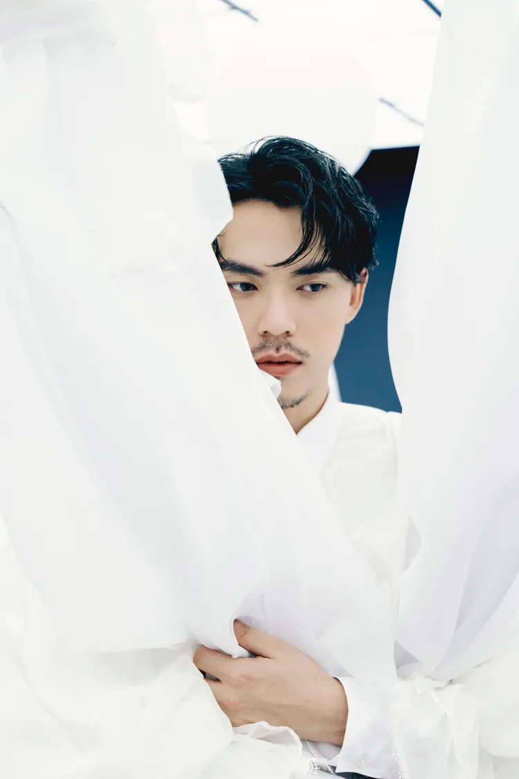 HUSH在《不要靠近》MV中，表現身處人海，終究只能孤芳自賞的心情。默聲音樂提供