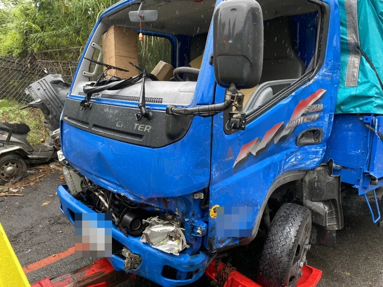 小貨車遭聯結車撞擊，車頭板金凹損變型。翻攝畫面