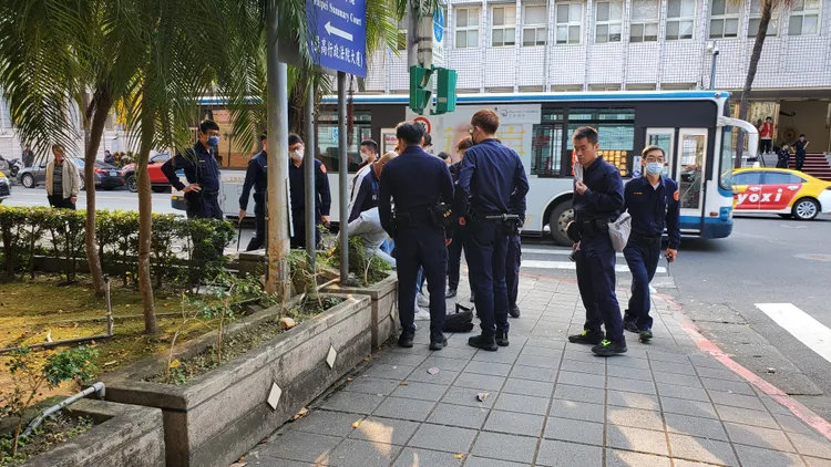 北檢法警獲悉後，派出優勢警力將陳男圍住。呂志明攝