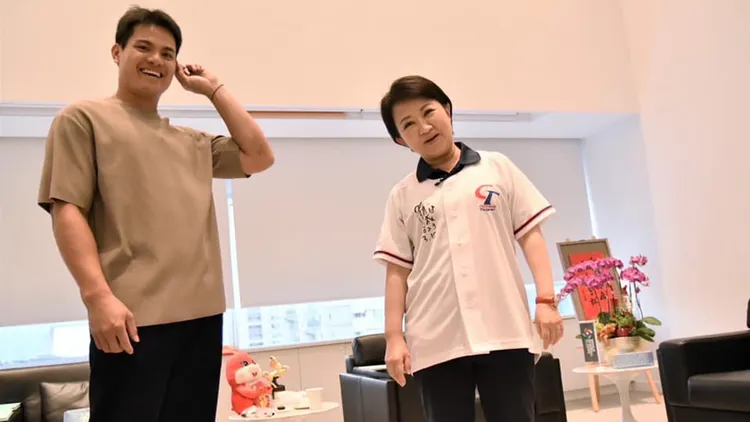 張育成和盧秀燕。翻攝自盧秀燕臉書
