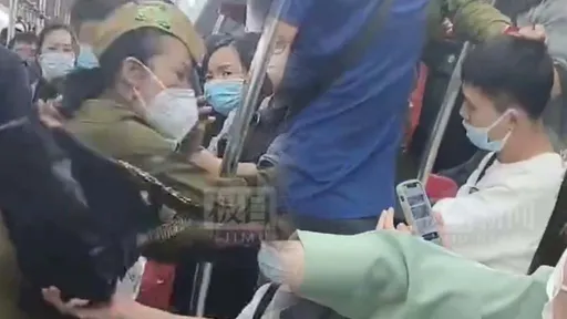 大媽車廂狂毆小鮮肉「拳拳爆頭」！ 動手理由曝光掀網怒：好心疼這男孩