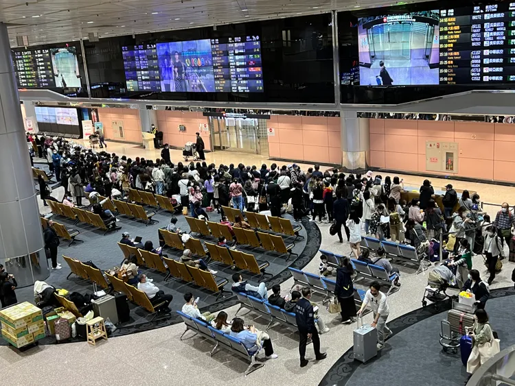 桃園機場第二航站滿滿都是人潮。陳穎攝