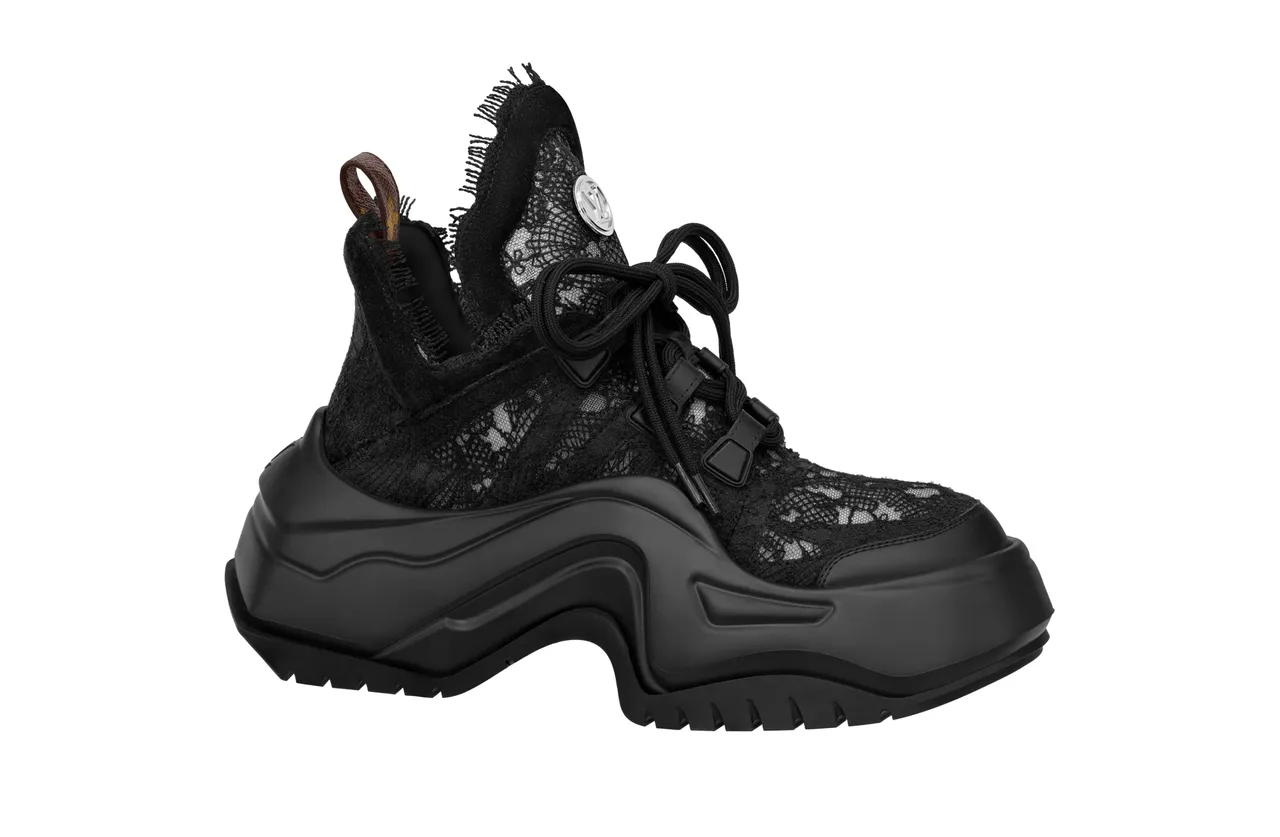 LV Archlight 2.0厚底運動鞋於鞋舌採用凸花蕾絲材質創造獨特風格，5萬7500元。品牌提供