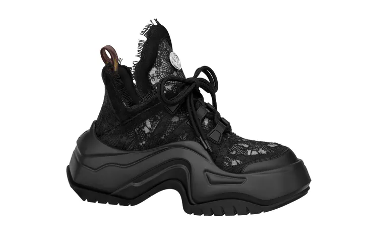 LV Archlight 2.0厚底運動鞋於鞋舌採用凸花蕾絲材質創造獨特風格，5萬7500元。品牌提供