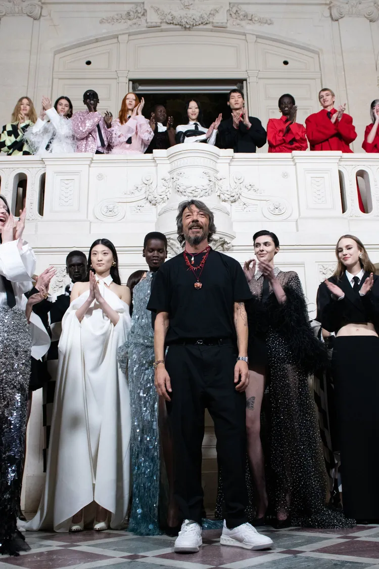 VALENTINO創意總監Pierpaolo Piccioli謝幕喜獲熱烈掌聲喝采。品牌提供