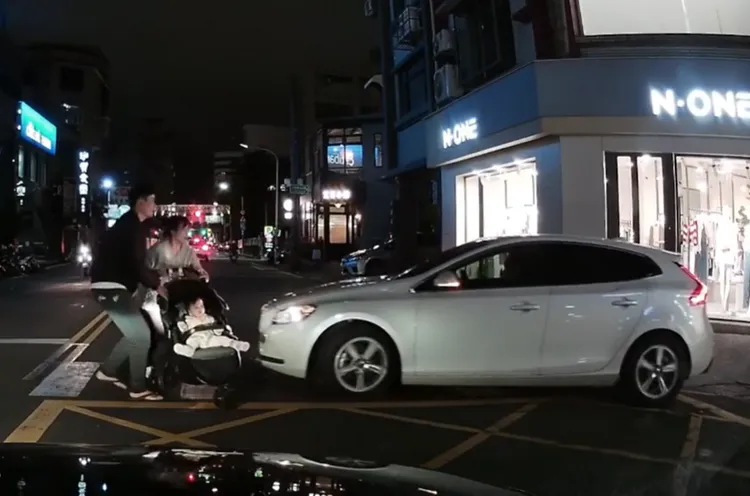 白車突然逼近，娃娃車差點被撞。翻攝自爆料公社