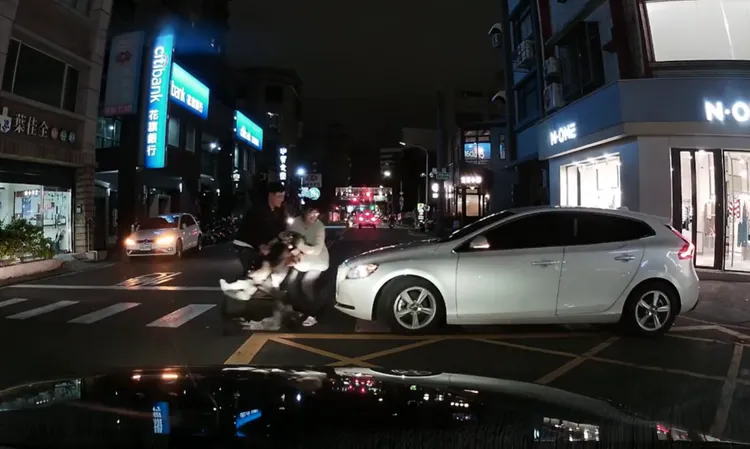 媽媽嚇到尖叫，仍不忘「肉身護娃」，先把娃娃車轉向，讓自己站在第一線。翻攝自爆料公社