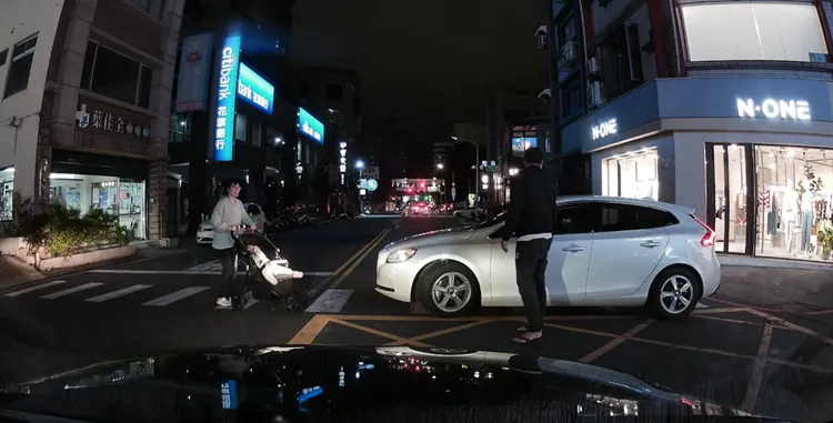 爸爸上前警告。翻攝自爆料公社