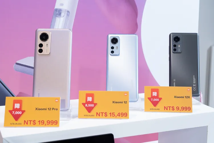 降價8500元的Xiaomi 12(中)，只要1萬5499元。廠商提供