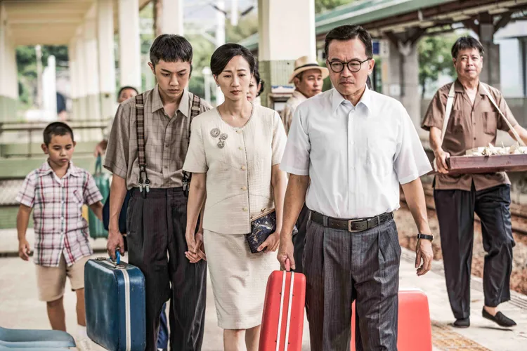 孫鵬（右二）劇中決定帶著太太潘奕如（中）、兒子顏邦智（左二）搬離台南。公視、禾豐製作提供