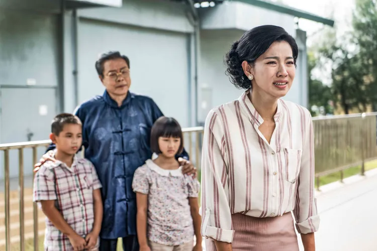 米可白（前）在車站的離別哭戲挑戰不NG。公視、禾豐製作提供