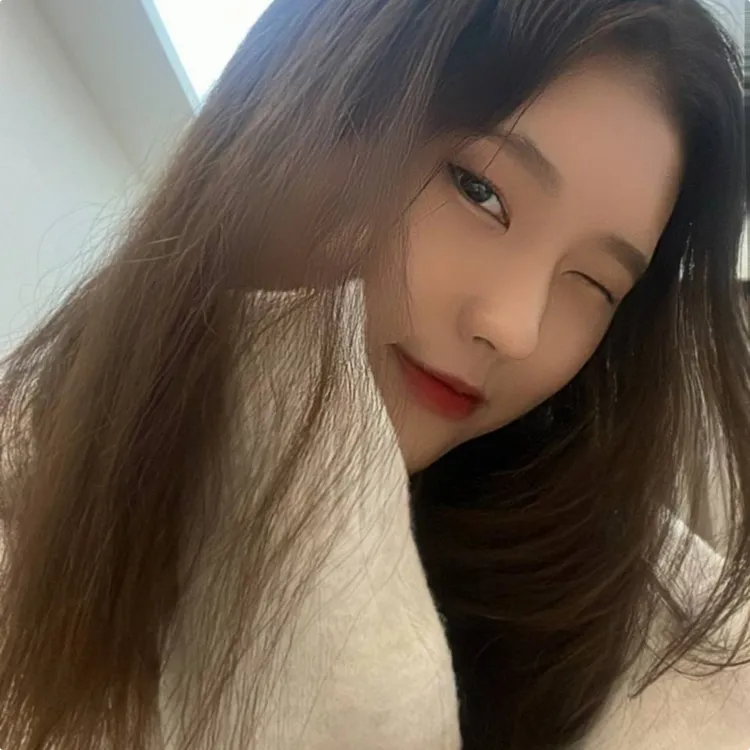 亮亮隨便一個表情，都能電暈一票粉絲。