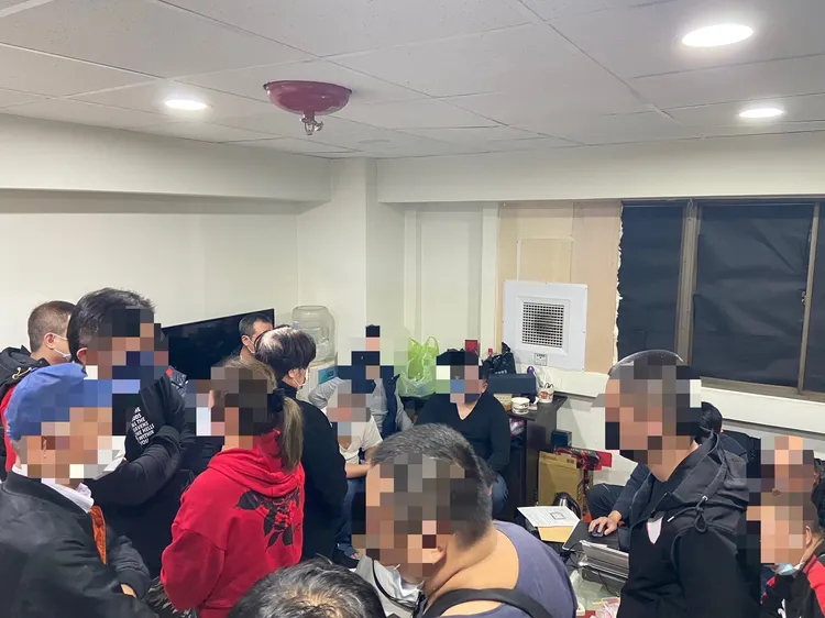 警方查獲賭場內聚集18名賭客。翻攝畫面