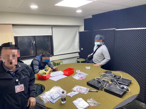 藏身北市林森北路大樓 警破門攻堅黑粒仔賭場逮21人