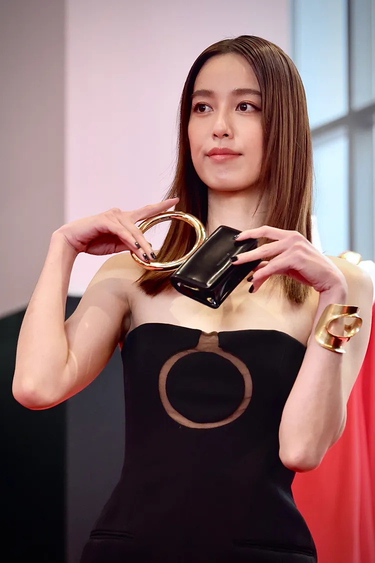陳庭妮笑稱要用手上的小廢包裝「可愛」，金色手鐲晚宴包3萬9900元。林林攝