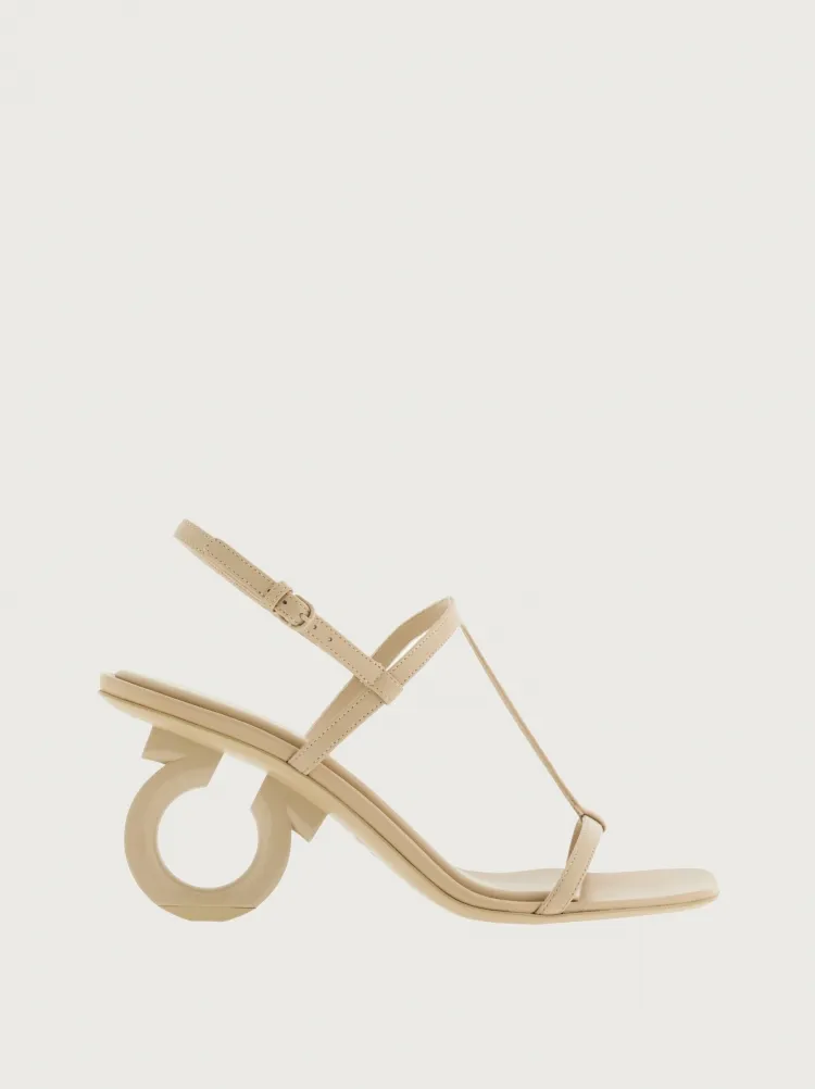 沙色Elina立體造型低跟涼鞋，4萬5900元。品牌提供